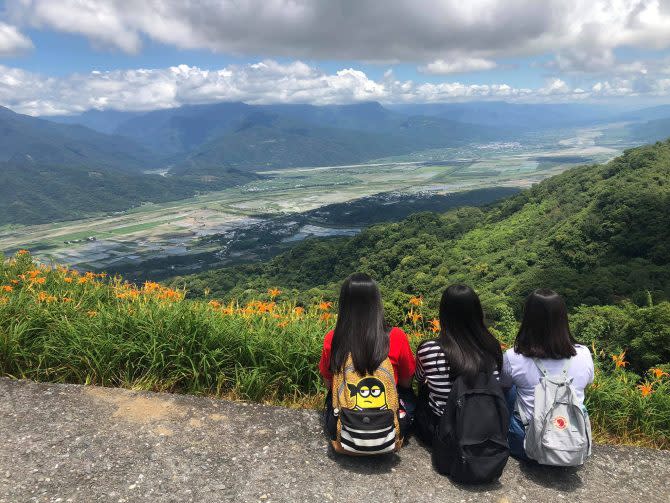 這照片是8月初前往六十石山巧遇三位香港交換學生幫她們拍的。香港人的背影搭配花東縱谷就是美。香港加油。