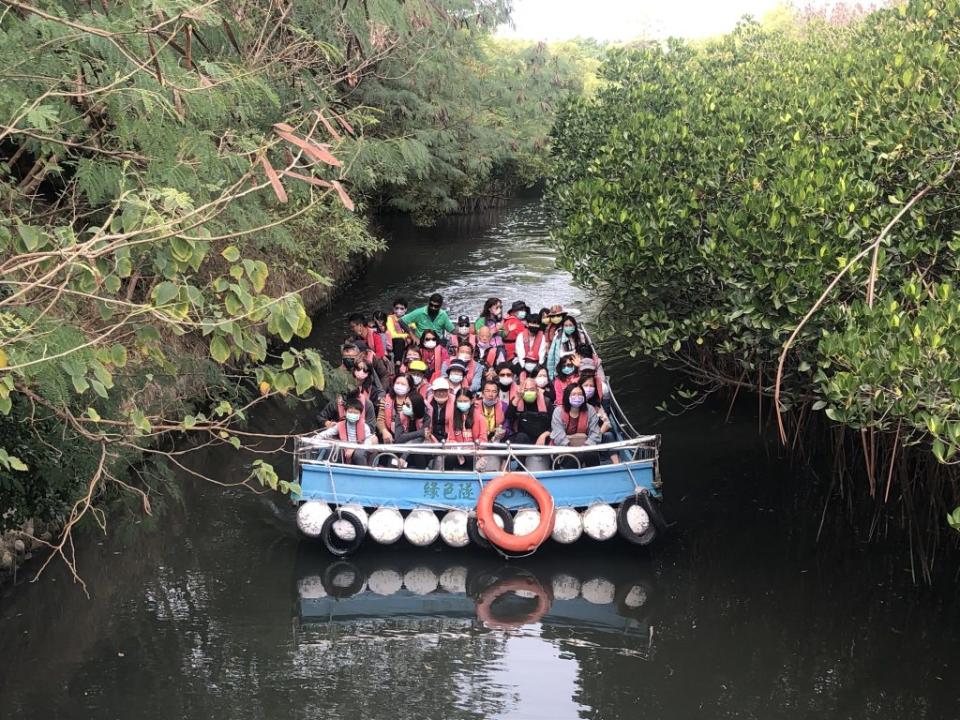 四草綠色隧道是海外旅客首選的台南景點之一。（記者施春瑛攝）