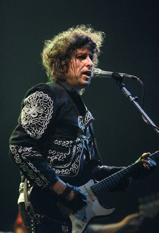 Bob Dylan performs in Paris in 1987