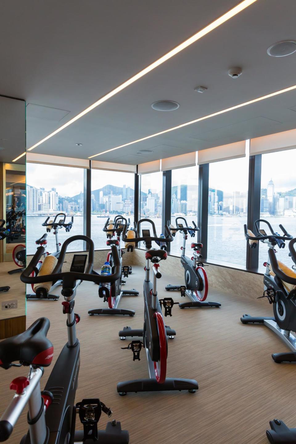 在健身房裡踩飛輪，也可享受270度的香港無敵海景。