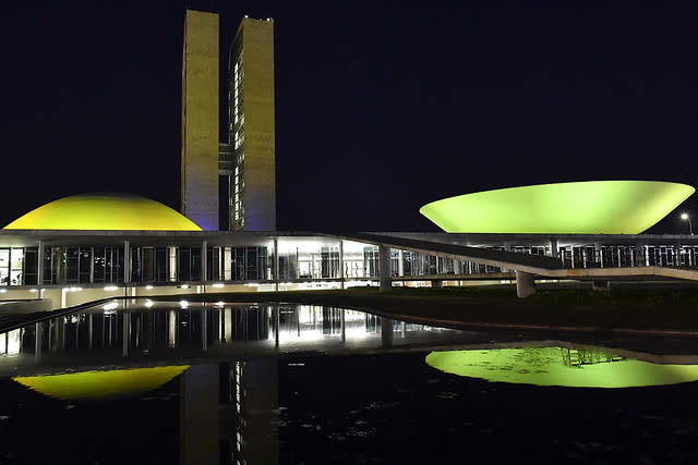 Congresso Nacional iluminado de verde e amarelo - foto tirada em 5 de outubro de 2021