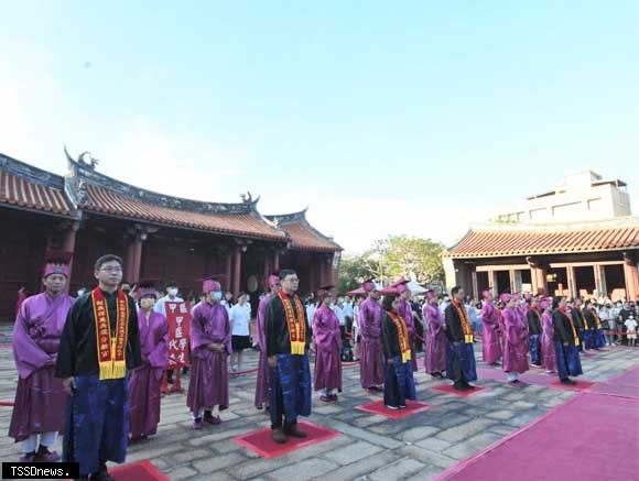 縣長王惠美與千名民眾與會祭孔，期藉此彰顯孔子有教無類之精神，也感謝所有教師們的辛苦。（記者林明佑攝）