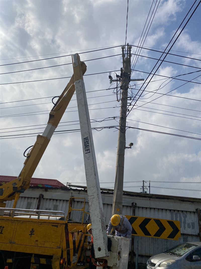 紀姓員工進行電線桿加裝線路開關時，遭高壓電電擊，意外原因有待進一步釐清。(圖／翻攝畫面)