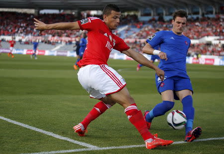 Benfica's Rodrigo Lima (L) fights for the ball with Belenense's Mario Palmeira during their Portuguese Premier League soccer match at Restelo stadium in Lisbon April 18, 2015. REUTERS/Rafael Marchante