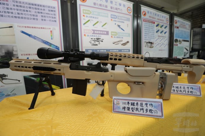學生所製作的「增強型戰鬥步槍」。（軍聞社記者林澤廷攝）