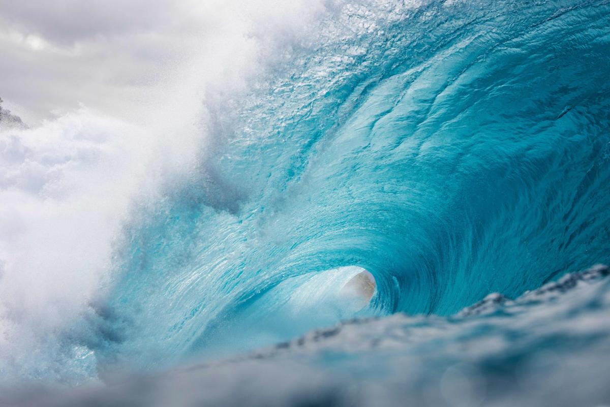 Ondas enormes formam maremotos de Nazaré, Portugal, até a costa norte de Maui.