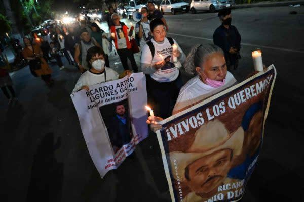 Marcha de familiares y amigos de Ricardo Lagunes y Antonio Díaz para exigir la aparición de los defensores.
