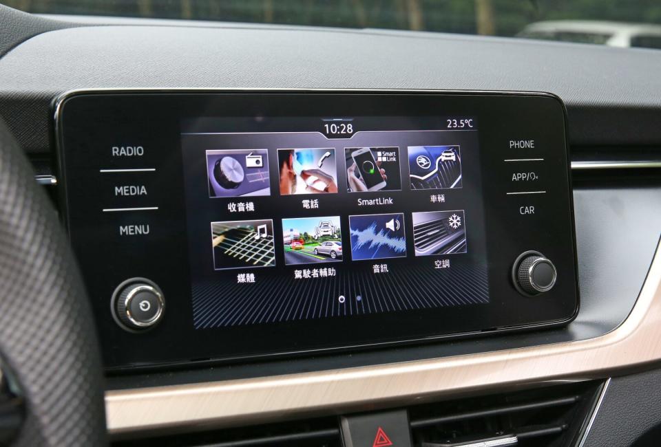 8吋全彩MIB觸控多媒體影音娛樂系統為全車系標配，整合車輛設定與Apple CarPlay/Android Auto連線。