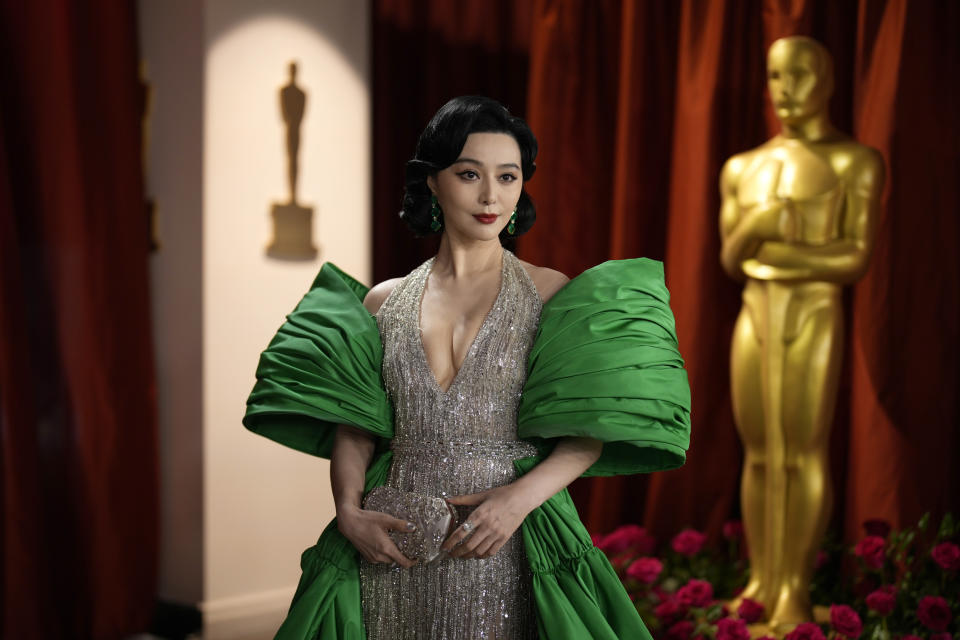 Fan Bingbing llega a los Oscar el domingo 12 de marzo de 2023 en el Teatro Dolby en Los Angeles. (Foto AP/John Locher)