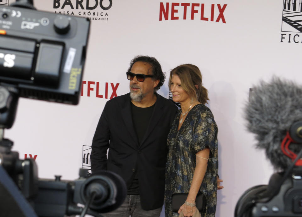 El director Alejandro G. Iñárritu, izquierda, y su esposa Maria Heladia Hagerman posan en la alfombra roja de la película "Bardo" en el Festival Internacional de Cine de Morelia en Morelia, México el 22 de octubre de 2022. (Foto AP/Berenice Bautista)