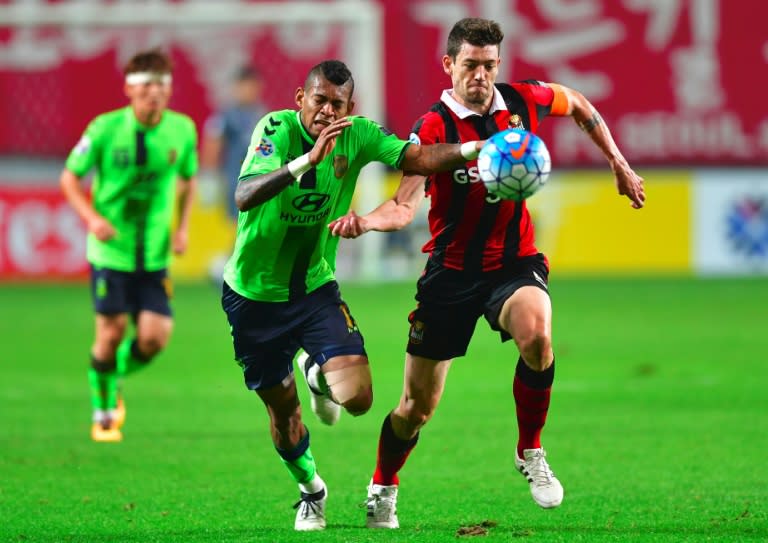 Ricardo Lopes (centre) equalised for Jeonbuk Hyundai Motors against FC Seoul on October 19, 2016