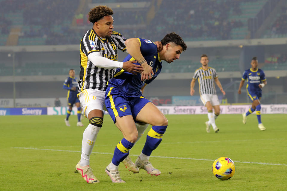 Juventus' Weston McKennie, left, challenges Verona's Dani Silva during the Serie A soccer match between Hellas Verona and Juventus, at the Marcantonio Bentegodi Stadium in Verona, Italy, Saturday, Feb. 17, 2024. (Paola Garbuio/LaPresse via AP)