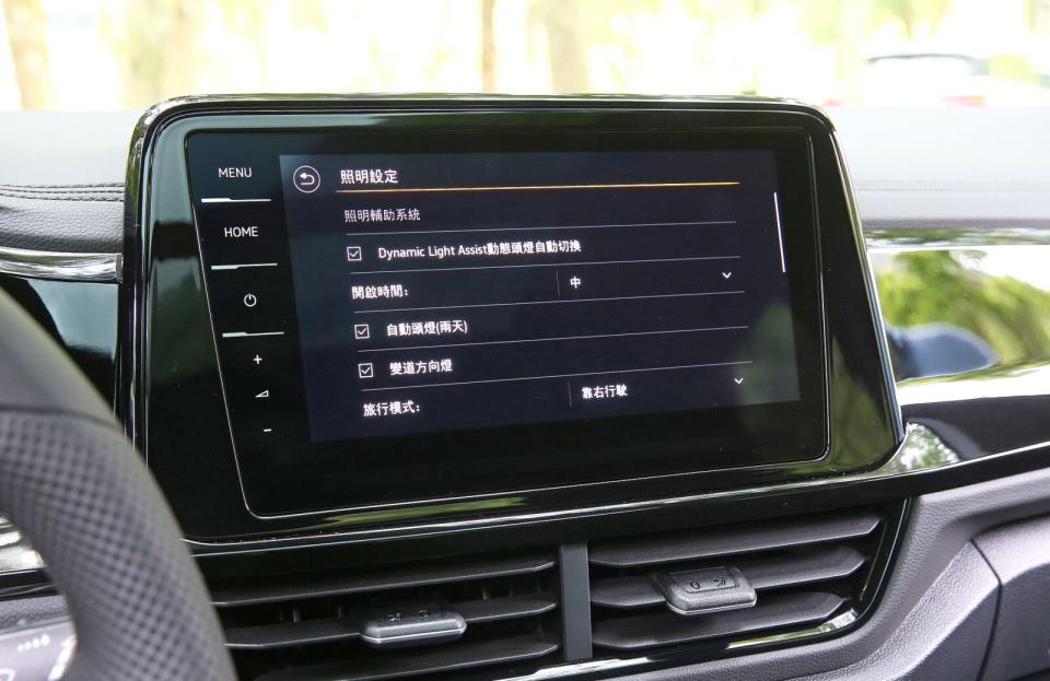 中控台觸控螢幕加大到9.2吋且換上MIB 3多媒體系統，各項車輛功能設定亦整合其中。
