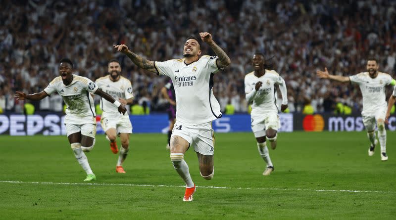 El atacante del Real Madrid Joselu celebra tras anotar el segundo gol en el triunfo de 2-1 sobre el Bayern Munich en la semifinal de vuelta de la Liga de Campeones, en el estadio Santiago Bernabéu, Madrid, España