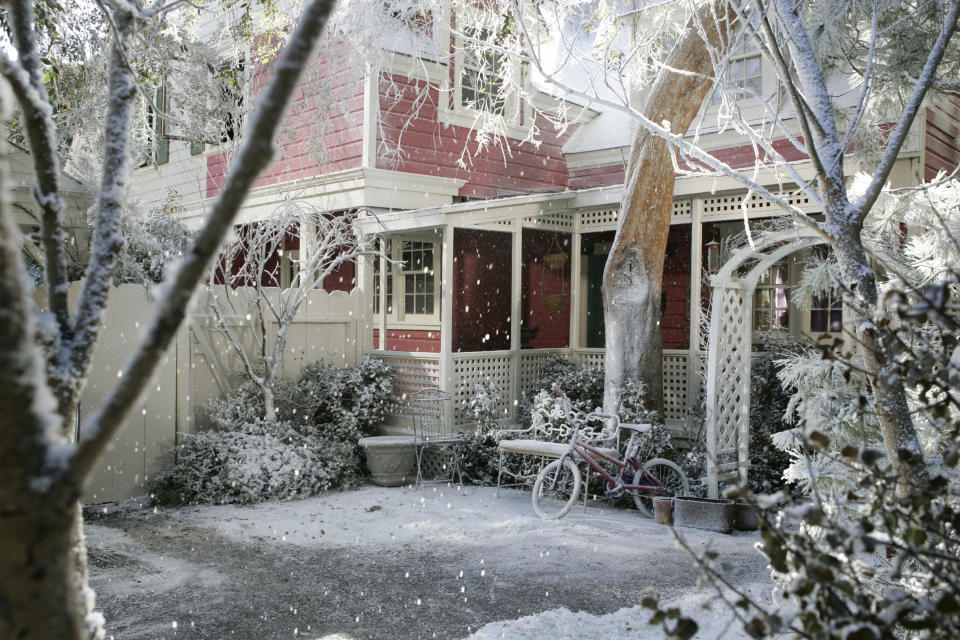 Stars Hollow always gets the perfect dusting of snow, making the Connecticut town look even more romantic.