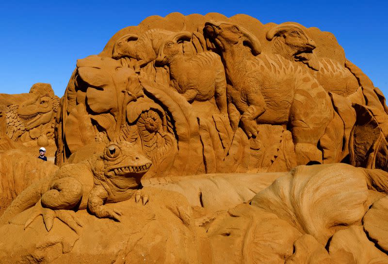 Foto del viernes de la exposición "Dinos in the sand" en Middelkerke, Belgica