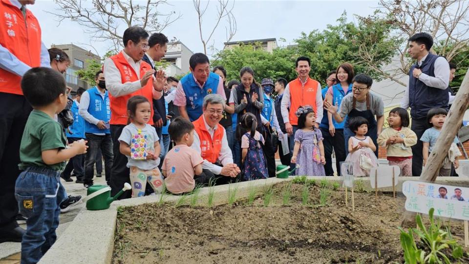 行政院長陳建仁等人與孩童互動。（李京昇攝）