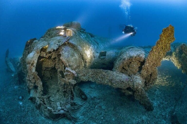 El avión fue retratado 70 años después de su caída durante la Segunda Guerra Mundial, a unos 50 kilómetros de la costa de Croacia. Foto: Martin Strmiska/Caters News