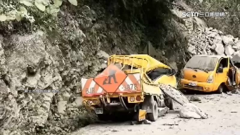 工程車遭巨石砸落，車頂嚴重凹陷、副駕駛座扭曲變形。（圖／新北市搜救協會提供）