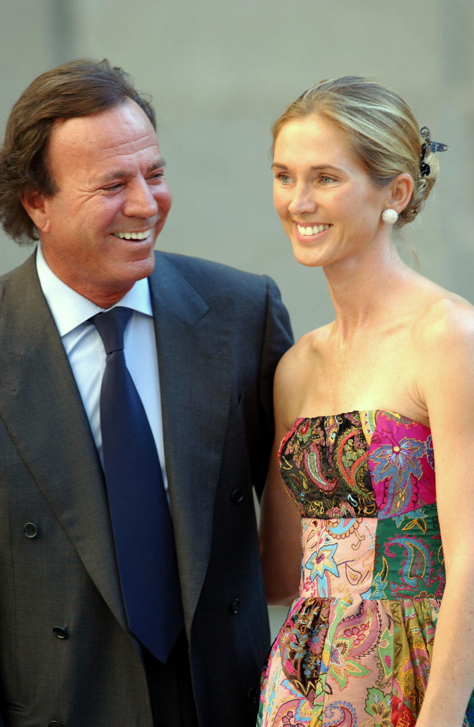 Julio Iglesias comenzó a salir con la modelo holandesa Miranda Rijnsburger, 22 años más joven que él, en 1995, aunque no se casaron hasta 2010, cuando se dieron el ‘sí, quiero’ en Marbella. Con anterioridad ya habían tenido cinco hijos. (Foto: Carlos Alvarez / Getty Images).