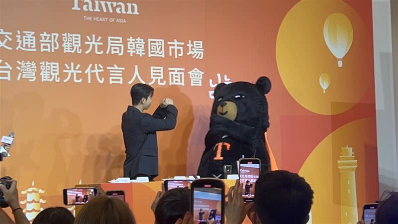 魏嘏雋記者會上和喔熊（右）玩遊戲吃美食。（圖／記者楊雅芸攝影）