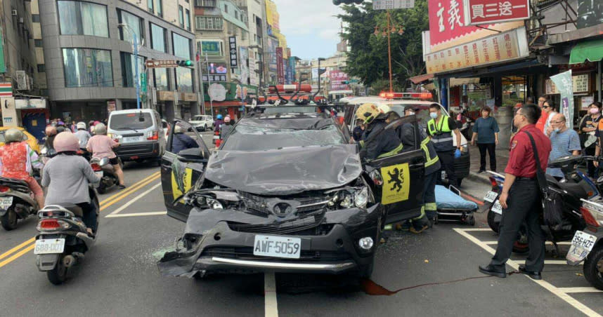 巨大的撞擊力道，休旅車車頭近乎全毀，駕駛還一度受困車內。（圖／翻攝畫面）