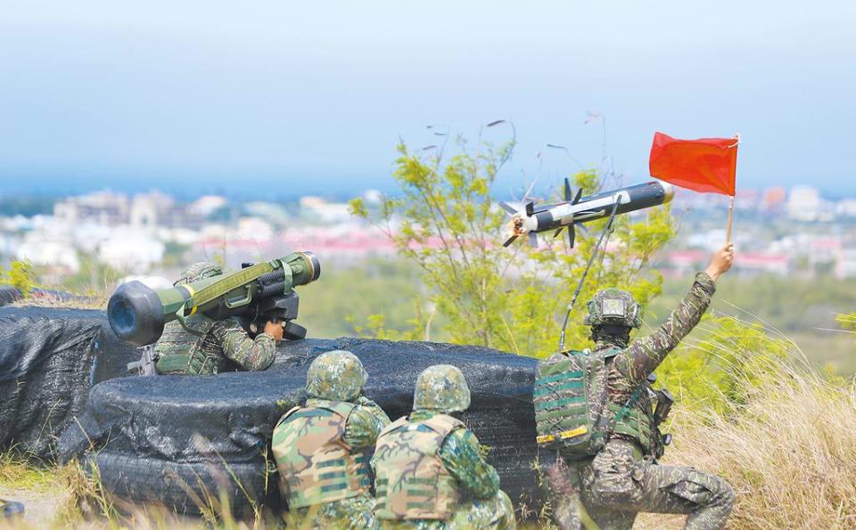 陸戰隊66旅今年4月戰訓測考，打多枚標槍飛彈，擊毀敵方模擬的戰甲車目標。（軍聞社資料照片）