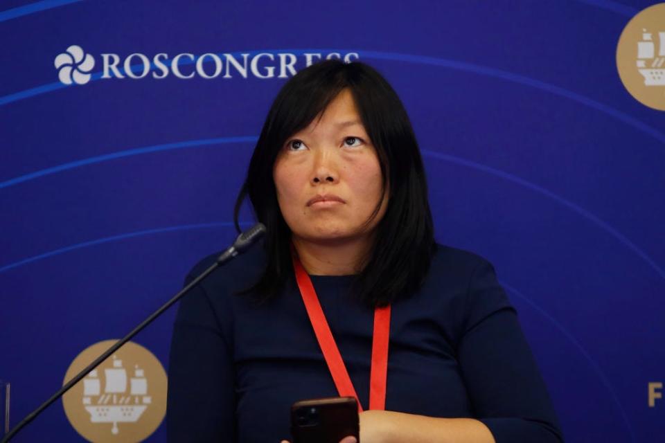 Tatyana Bakalchuk sitzt bei einer Veranstaltung vor einem Mikrofon
