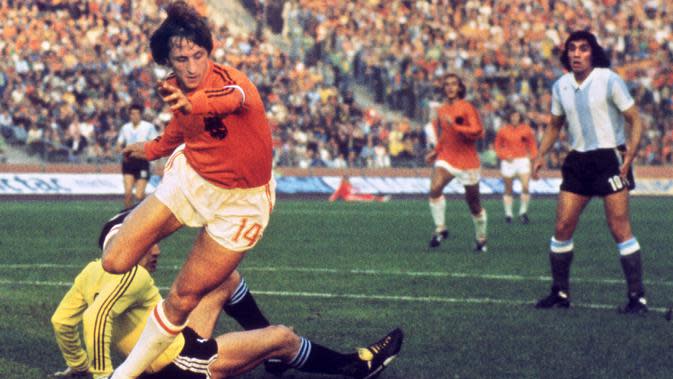Kiper Argentina, Daniel Carnevali, berusaha menangkap bola dari kaki pemain Belanda, Johan Cruyff, dalam laga Piala Dunia, 26 Juni 1974. (AFP)