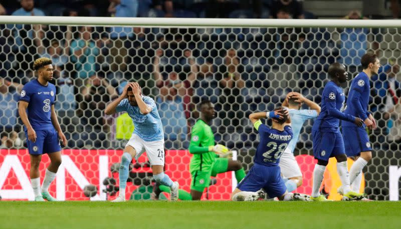 Riyad Mahrez reacciona tras un remate que casi le dio el empate al Manchester City sobre Chelsea en la final de la Liga de Campeones