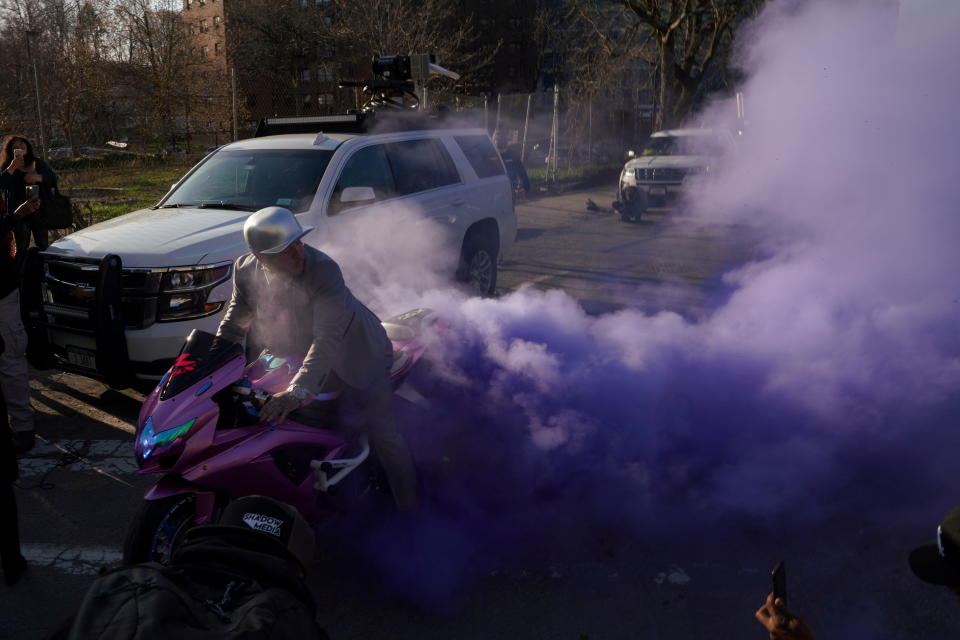 美國饒舌歌手DMX因心臟病入院，歌迷噴灑紫色煙霧祈禱。圖片來源：Reuters。