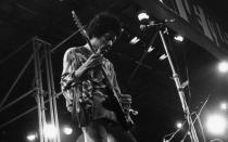 Für viele wird er immer die Nummer eins bleiben: Jimi Hendrix war der einflussreichste Gitarrist, den die Rockmusik je gesehen hat - darin sind sich zahlreiche Fans und Experten einig. Inzwischen existiert eine unüberschaubare Masse an Veröffentlichungen des 1970 gestorbenen Musikers, obwohl er selbst zu Lebzeiten nur drei Studioalben herausbrachte. (Bild: Evening Standard/Getty Images)