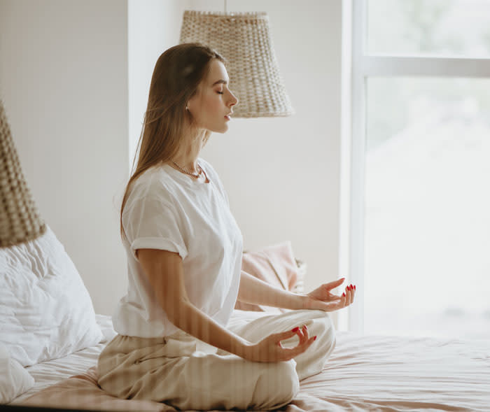 mujer meditando