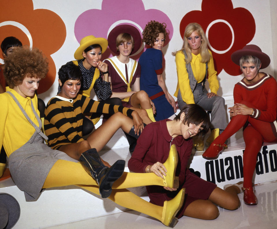 ARCHIVO- La diseñadora británica Mary Quant, frente al centro, posa con modelos luciendo sus creaciones en Londres el 1 de agosto de 1967. Quant, la diseñadora de modas visionaria cuyas minifaldas coloridas se volvieron símbolo del Londres de los años 60 y tuvieron influencia sobre la cultura juvenil en todo el mundo, murió el jueves 13 de abril de 2023. (PA Wire/PA vía AP)