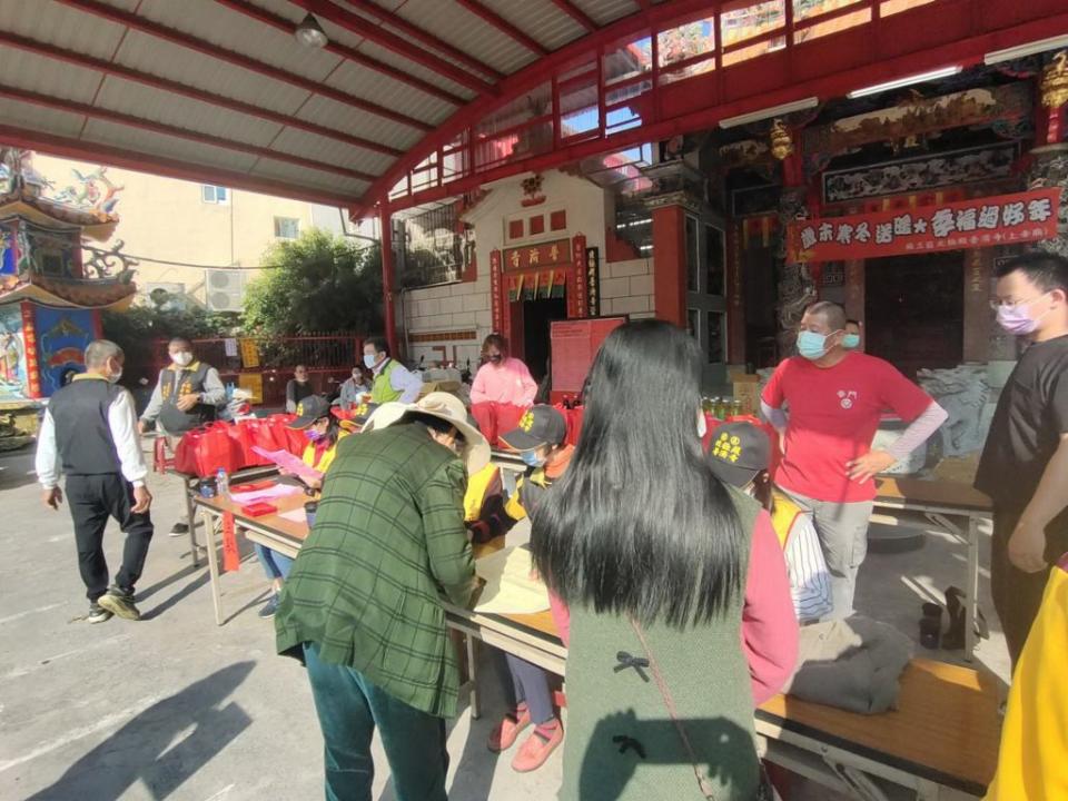 台南市麻豆區北極殿普濟寺寒冬送暖，發放紅包與生活物資給弱勢民眾。（記者林相如攝）