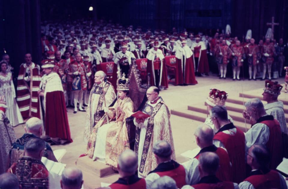 <p>Feierliche Zeremonie: Am 2. Juni 1953 wird Elizabeth in Westminster Abbey zur Königin gekrönt. (Bild: Hulton Archive/Getty Images)</p> 