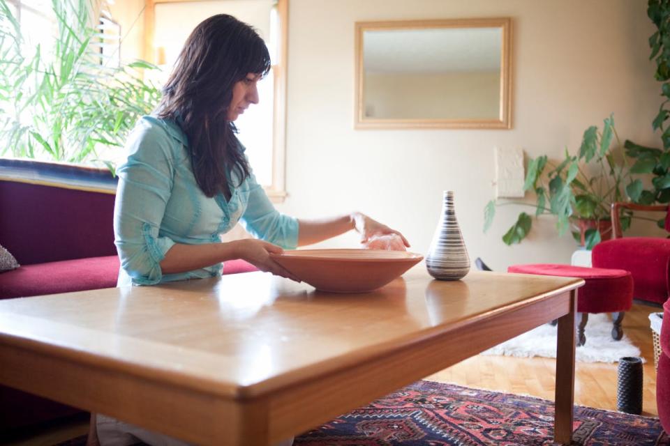 A feng shui practitioner arranges a room