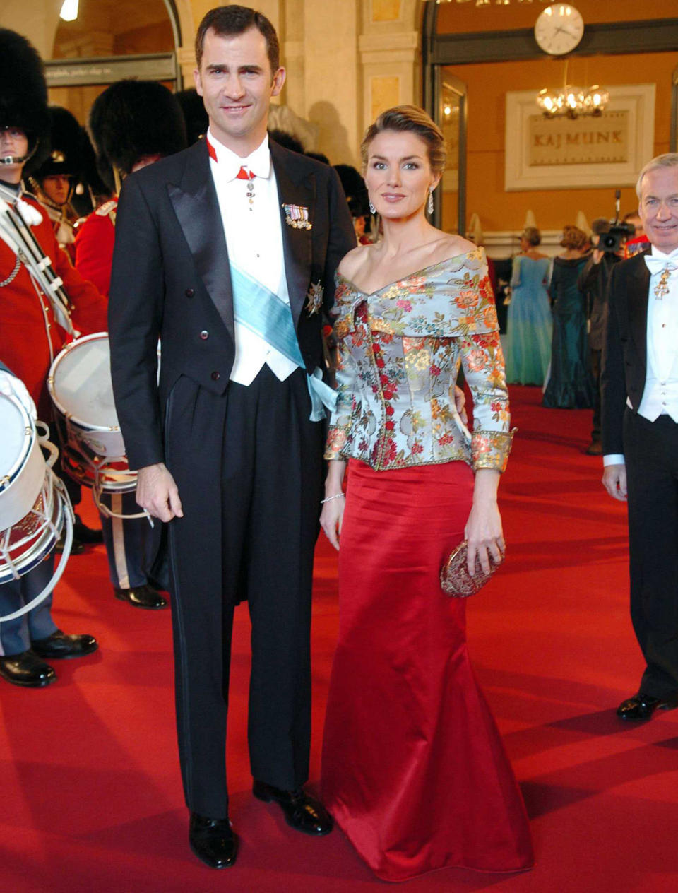 Zur Hochzeit von Prinz Frederik von Dänemark erschien Prinzessin Letizia wieder in einem eher altmodischem Kleid. Das Dress bestand aus einem Korsett und einem schlichten Rock.
