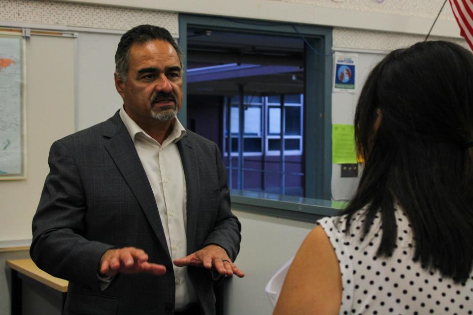 Marcus Omlin, Stockton Unified's emergency service and school safety program coordinator, speaks to a parent during a safety town hall meeting at Hamilton Elementary School on Tuesday, Oct. 3, 2023.