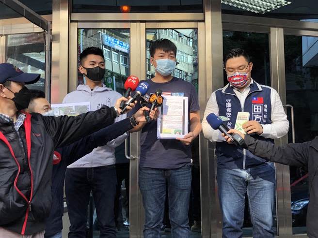 國民黨青年軍30日前往警局提告蔡英文。（陳鴻偉攝）