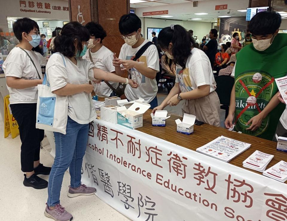 台灣民眾有酒精不耐症的比例高達49%，馬偕醫學院學生協助民眾檢測了解個人體質。（記者傅希堯攝）
