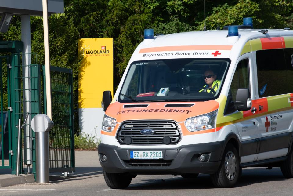 Ein Krankenwagen fährt am Eingang zum Legoland Deutschland vorbei.  Bei einem Unfall auf einer Achterbahn im Legoland im schwäbischen Günzburg sind 31 Menschen verletzt worden, einer davon schwer.