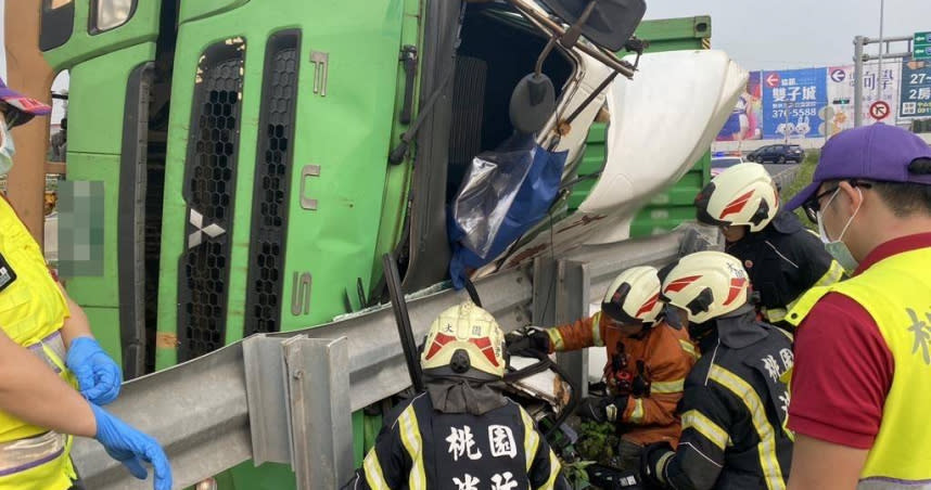 貨車側翻駕駛受困車內，消費人員緊急救援。（圖／翻攝畫面）