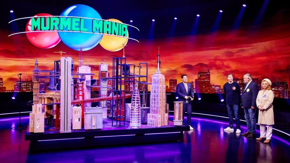 Zum Auftakt der neuen RTL-Show "Murmel Mania" begrüßt Moderator Chris Tall (links) die Kandidaten Ingolf Lück (zweiter von links), Harry Wijnvoord und Marijke Amado. (Bild: TVNOW / W. Rutten)