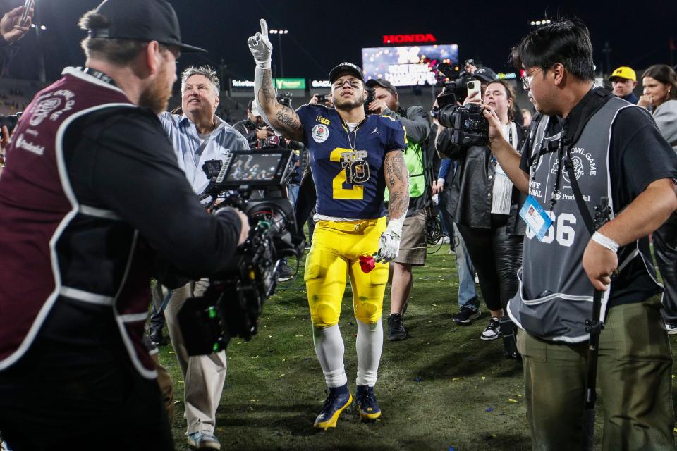 Michigan running back Blake Corum (2) waves at fans to celebrate a 27-20 Rose Bowl win over Alabama at the 2024 Rose Bowl in Pasadena, Calif., on Monday, Jan. 1, 2024.