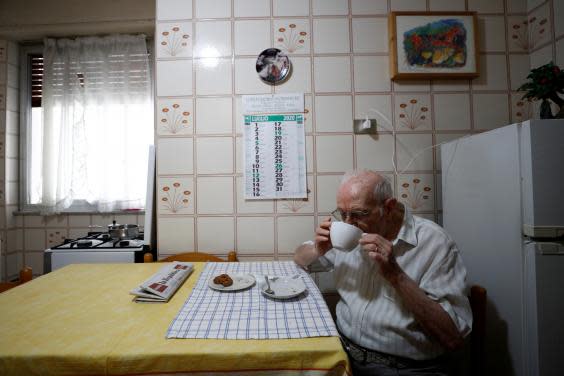 Having breakfast two days before graduation (Reuters/Guglielmo Mangiapane)