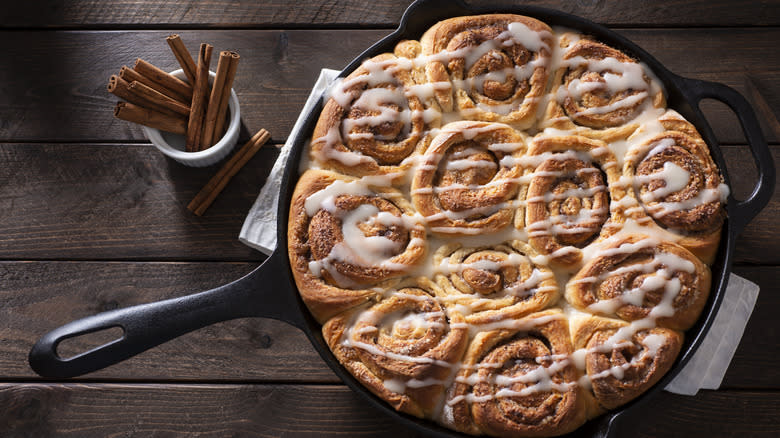 A batch of cinnamon rolls in a cast iron skillet