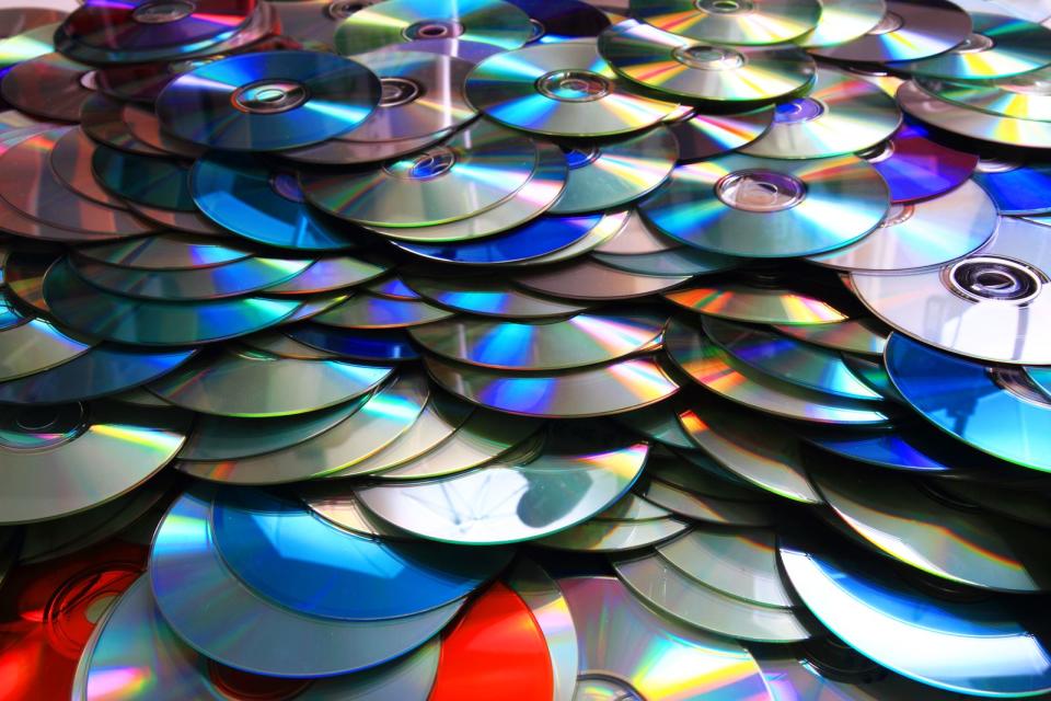 CDs und DVDs bestehen aus wertvollem Polycarbonat. Diese thermoplastischen Kunststoffe sind sehr langlebig und können erneut zu CDs und DVDs recycelt werden. Aus diesem Grund sollten weder die Datenträger noch ihre hochwertigen Hüllen im Plastikmüll landen. Stattdessen geben Sie nicht benötigte DVDs und CDs besser auf dem Wertstoffhof ab. (Bild: iStock / jonnysek)