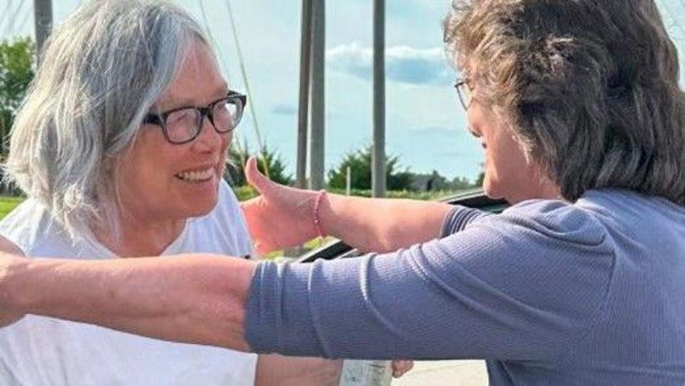 Sandra Hemme saliendo de prisión después de 43 años.