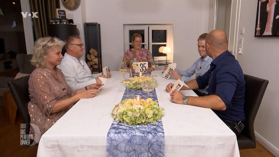 "War ja klar", raunt Daniel (rechts). "War mir nicht so klar", erwidert Alex (zweiter von rechts). Er gewinnt "Das perfekte Dinner" in Münster mit triumphalen 39 Punkten. (Bild: RTL / ITV Studios)